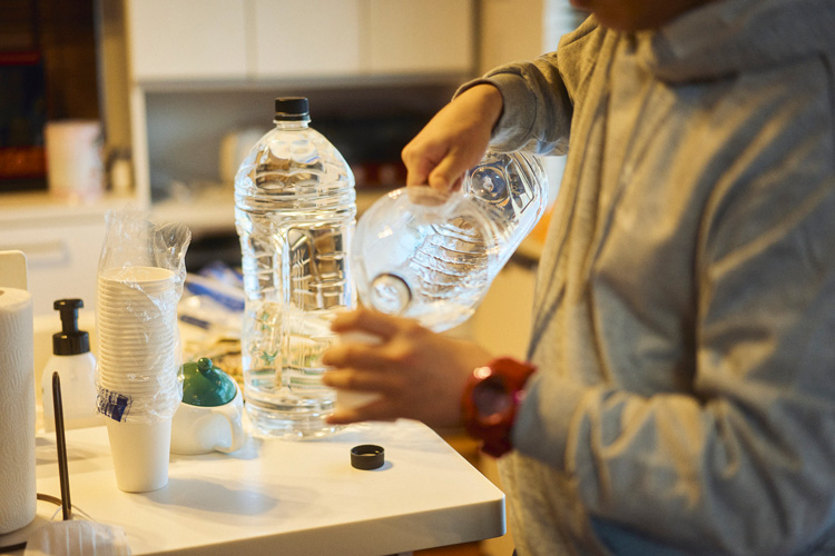 水を注ぐやまとさん