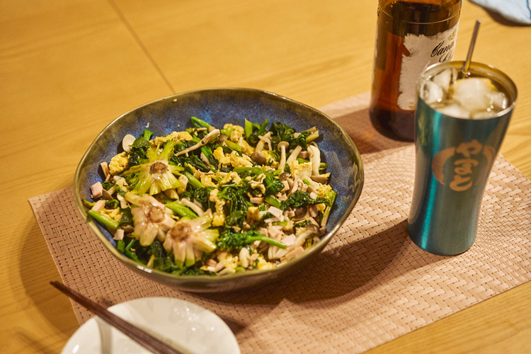 ほうれん草と卵の炒め物とハイボール